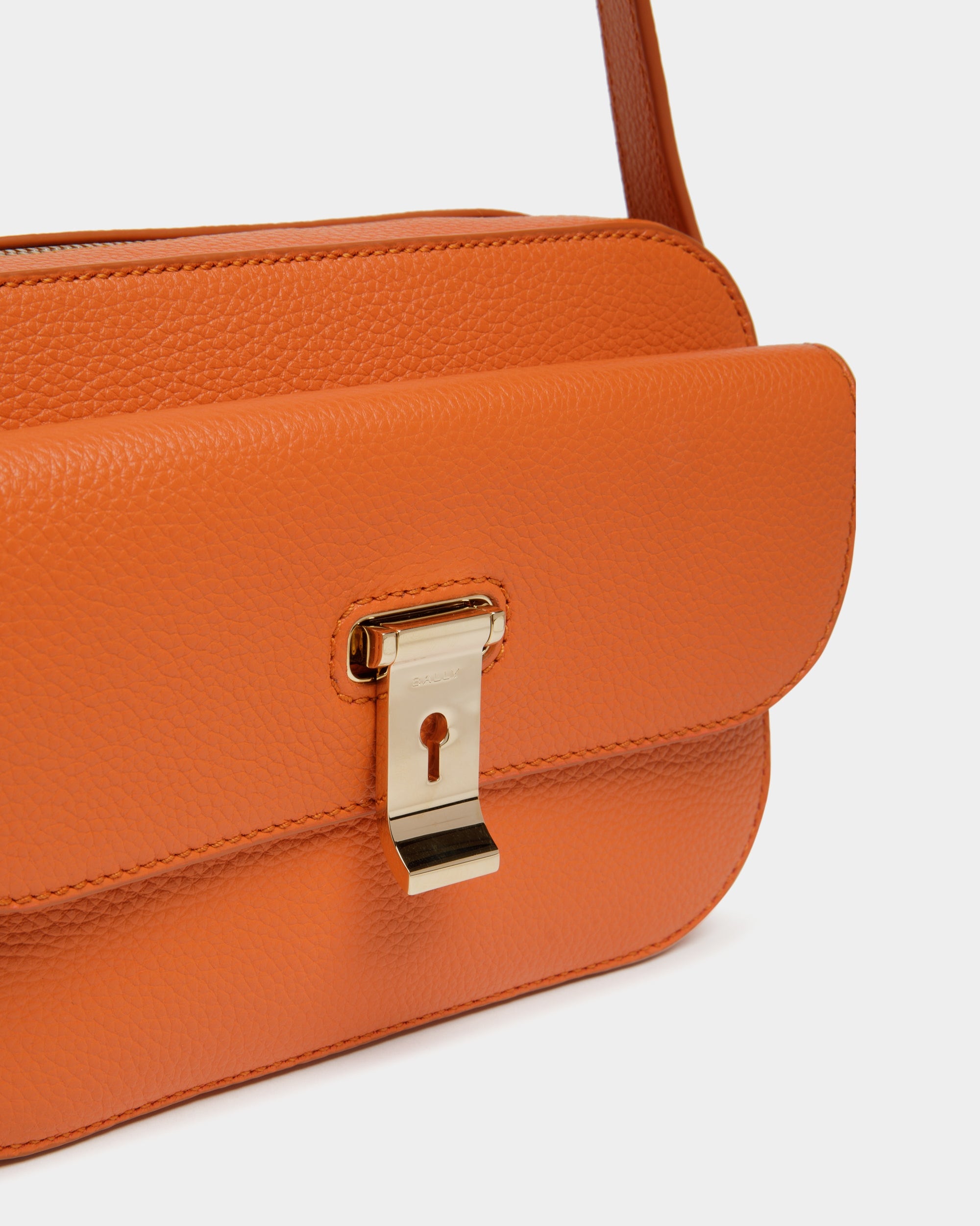 Bandolera Pequeña Lock Me De Piel Granulada Koi Orange - Mujer - Bally - 05